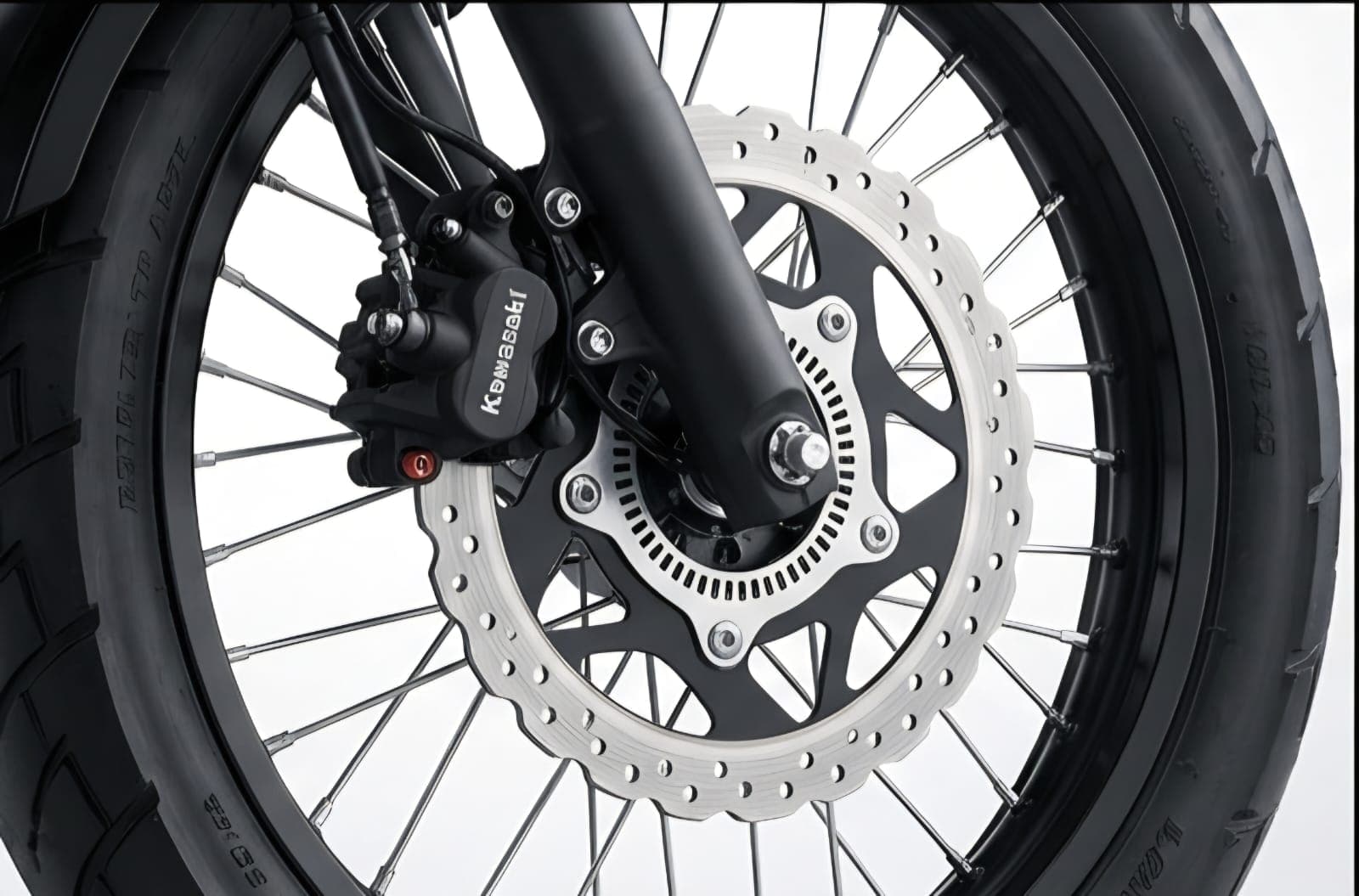 Menampilkan piringan cakram lebar bergelombang (wavy disc brake) dengan kaliper piston ganda.