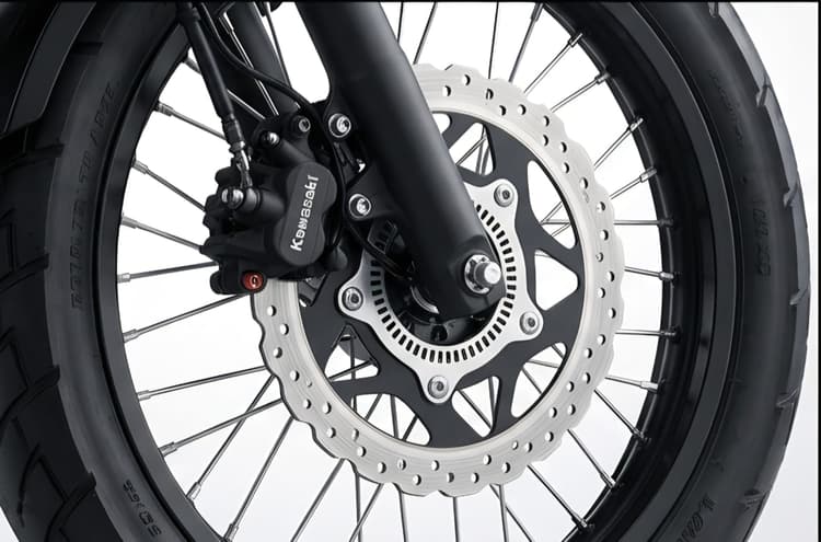 Menampilkan piringan cakram lebar bergelombang (wavy disc brake) dengan kaliper piston ganda.