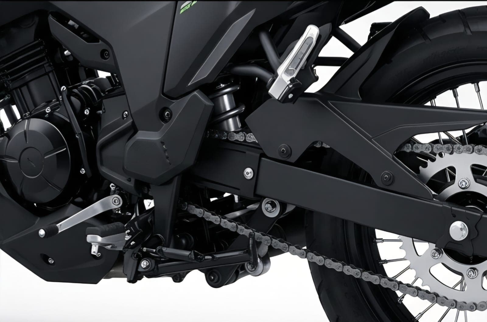 Menampilkan rakitan rantai, gir belakang (sprocket), serta mekanisme suspensi belakang tunggal (bottom-link Uni-Trak).