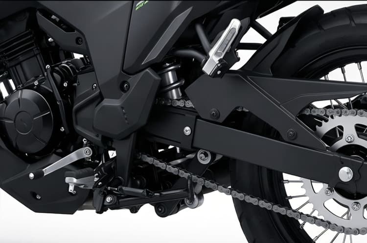 Menampilkan rakitan rantai, gir belakang (sprocket), serta mekanisme suspensi belakang tunggal (bottom-link Uni-Trak).