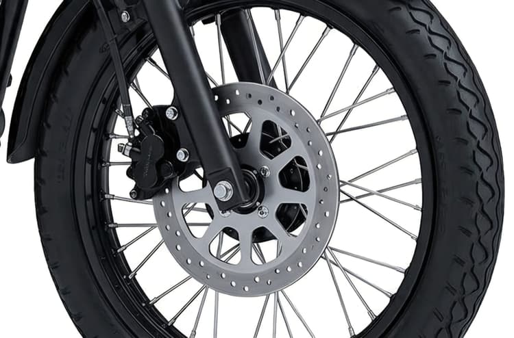 Dilengkapi dengan ban serbaguna (knobby atau semi-block tread) yang memberikan traksi memadai di jalan beraspal maupun sedikit off-road ringan, memperkuat karakter scrambler yang siap diajak menjelajah.