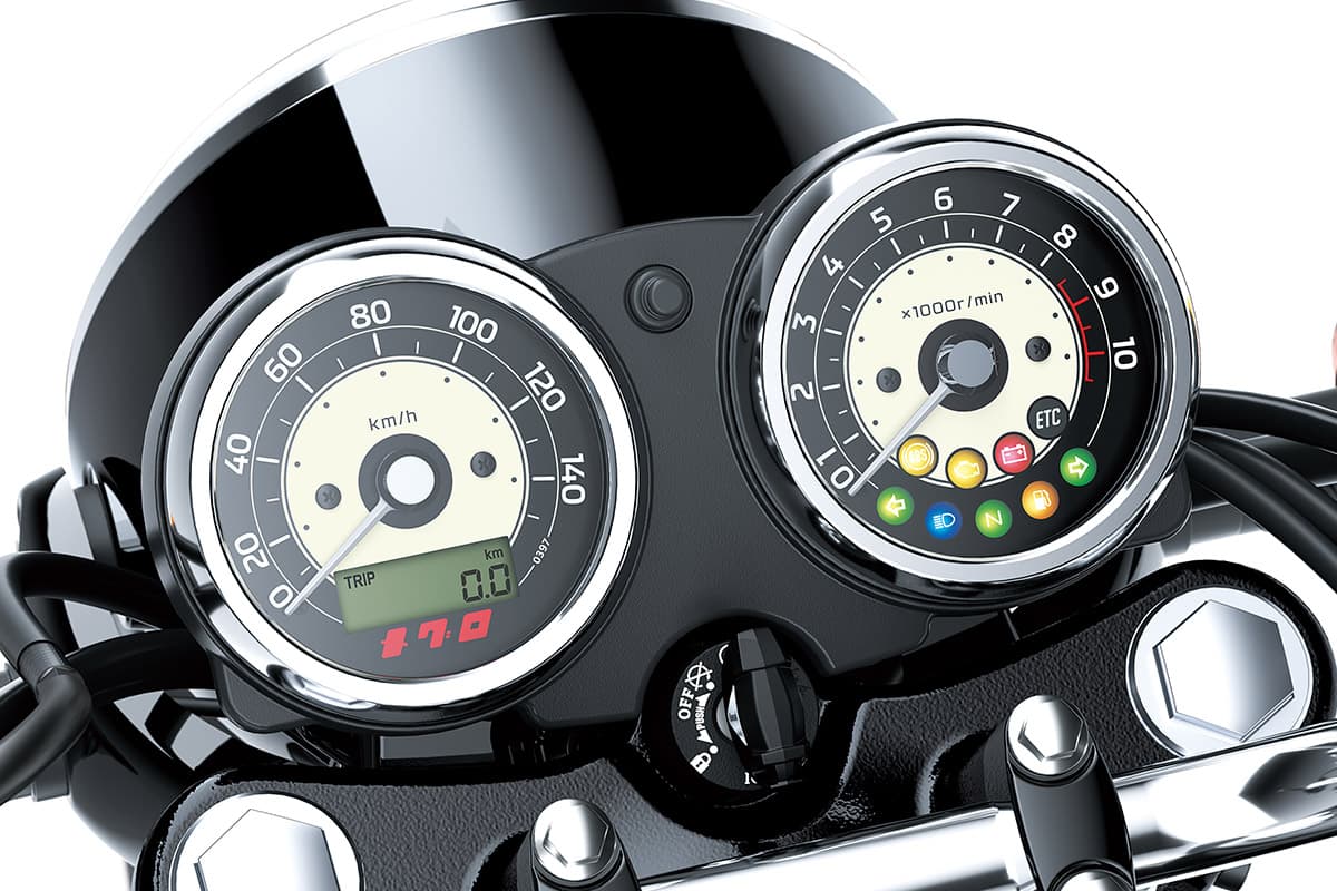 Mengusung dua klaster meter berbentuk bulat (twin dial) berlatar krem gading dengan ring krom yang kental dengan nuansa sepeda motor era 1960-an