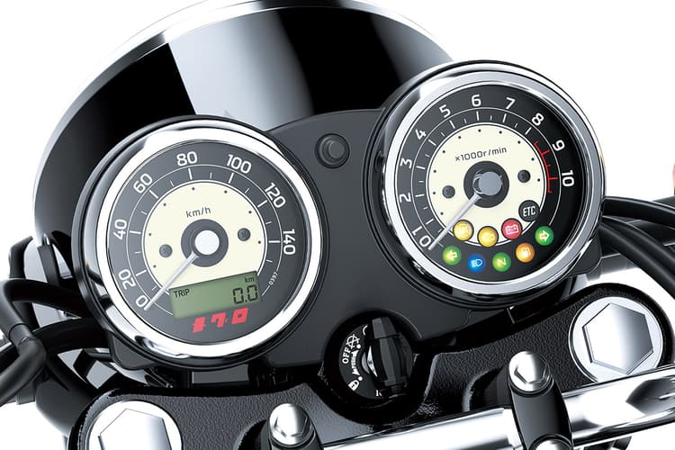 Mengusung dua klaster meter berbentuk bulat (twin dial) berlatar krem gading dengan ring krom yang kental dengan nuansa sepeda motor era 1960-an