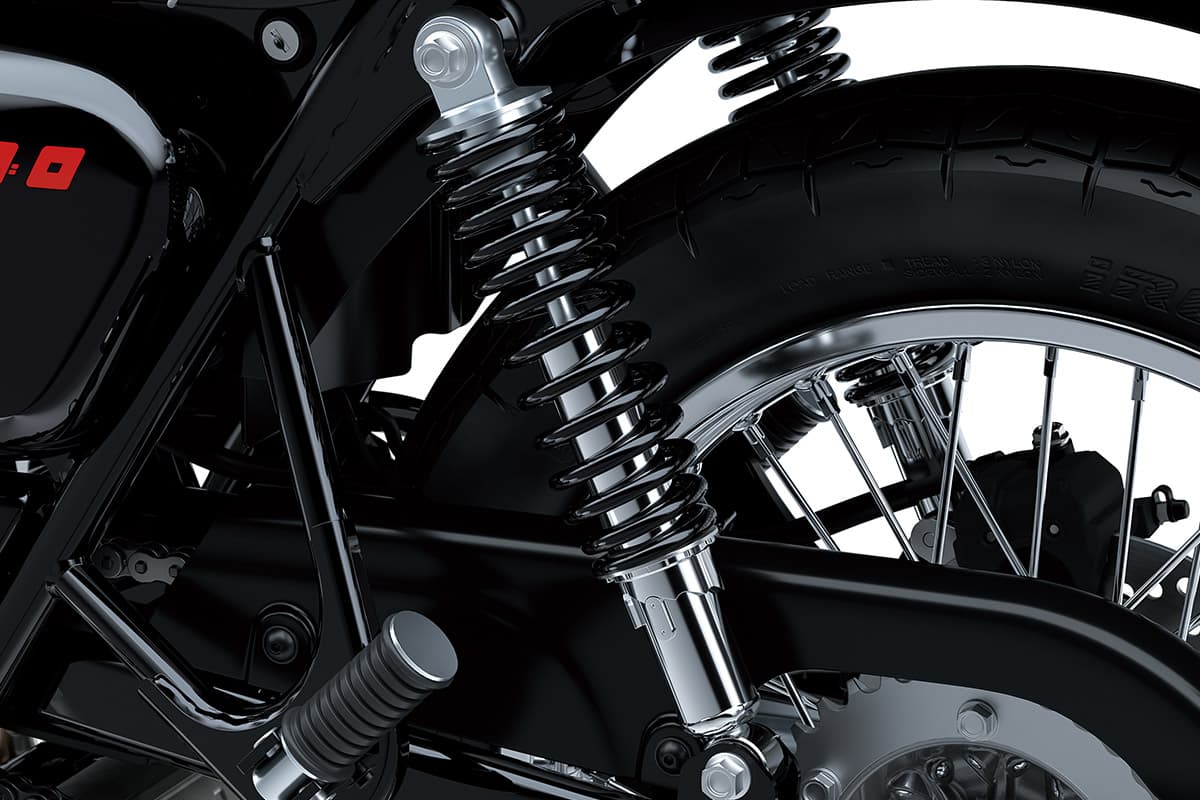 Menggunakan suspensi ganda (twin rear shock absorbers) dengan selongsong bagian atas beraksen krom tinggi untuk memperkuat aura motor antik.