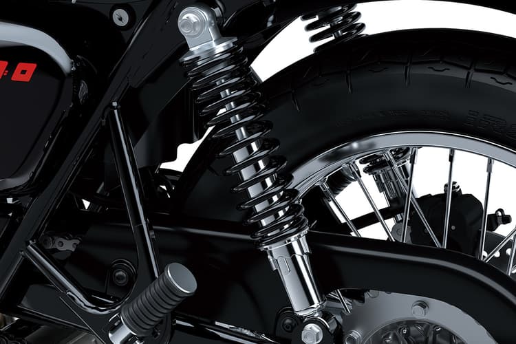 Menggunakan suspensi ganda (twin rear shock absorbers) dengan selongsong bagian atas beraksen krom tinggi untuk memperkuat aura motor antik.