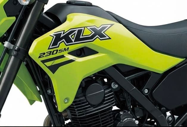 KLX230SM memiliki desain bodi yang agresif dan sporty. Tangki bahan bakar menyatu dengan shroud yang tajam, memberikan tampilan yang dinamis dan ramping, khas motor penjelajah kota (city scrambler/supermoto)