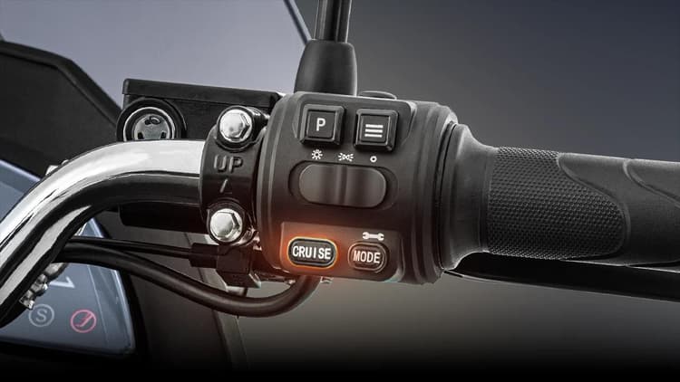 Mempertahankan kecepatan stabil tanpa harus memegang throttle, karena bahkan pejuang modern pun pantas mendapat istirahat.