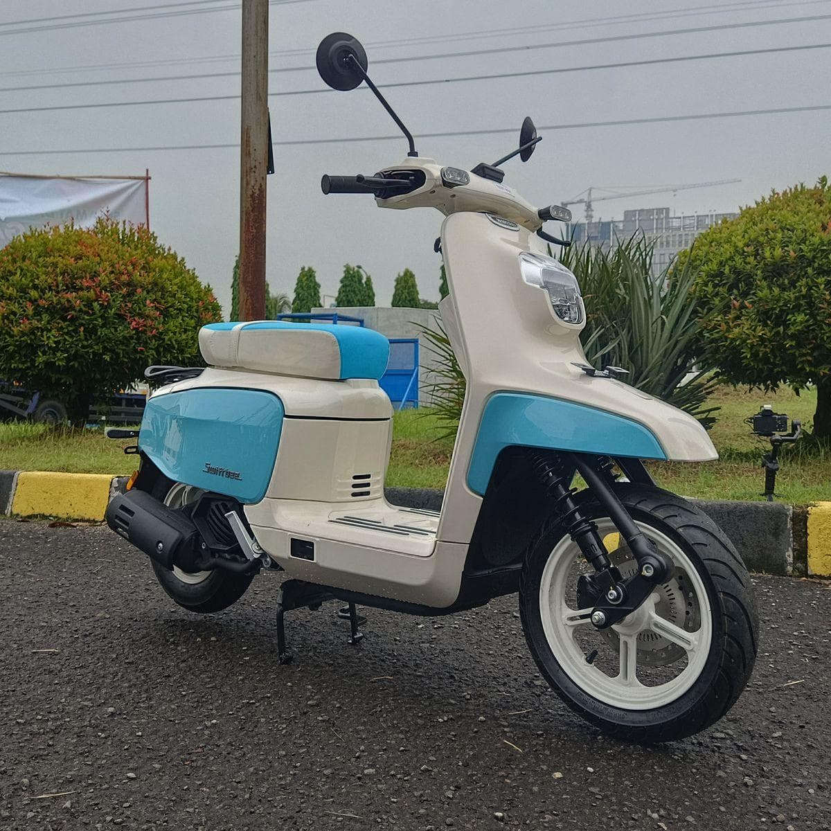 Desain bodi retro dengan pencahayaan modern memberikan tampilan khas dan stylish. Lampu LED membantu menghasilkan pencahayaan yang jelas sekaligus memperkuat karakter klasik-modern Swiftbee.