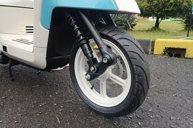 Suspensi depan dengan desain klasik dipadukan dengan rem cakram untuk membantu memberikan pengendalian yang stabil dan pengereman yang lebih terkontrol saat berkendara.