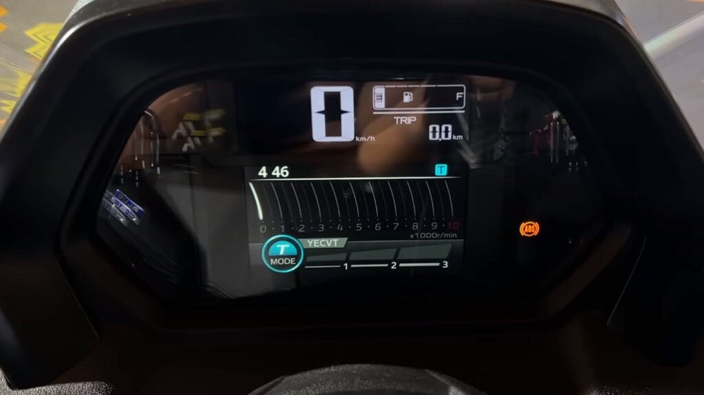 Panel instrumen Yamaha NMax Turbo Tech Max yang mendukung fitur Garmin Street Cross